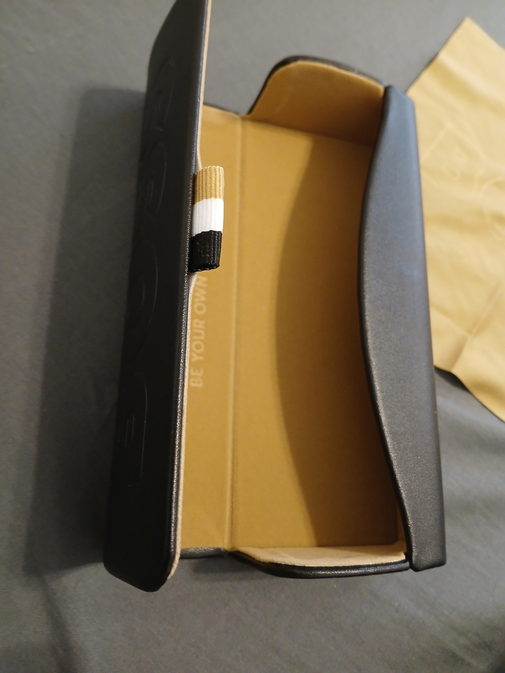 NWOT Boss Small Semi-Hard Glasses Leather Case Cleaning Cloth - Picture 4 of 4